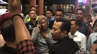Ratna Sarumpaet saat hendak dibawa ke Polda Metro Jaya untuk pemeriksaan lebih lanjut pukul 22.02 WIB, Kamis (4/10). (Dok. Arief/detikcom)