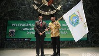 Gubernur DKI Jakarta Anies Baswedan saat melepas Kafilah Provinsi DKI Jakarta untuk mengikuti Musabaqah Tilawatil Quran Tingkat Nasional XXVII di Balai Agung, Jakarta, Kamis (4/10/2018).