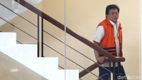 Lucas ditetapkan sebagai tersangka karena dianggap menghalangi, mencegah, merintangi, atau menggagalkan secara langsung atau tidak langsung proses penyidikan perkara suap pengajuan PK pada PN Jakarta Pusat dengan tersangka Eddy Sindoro.
