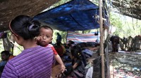 Anak-anak terpaksa tinggal di tenda darurat yang terbuat dari terpal.