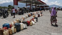 Tak hanya warga yang mengantre, tapi juga jejeren jeriken yang berbaris dengan rapi.