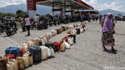 Warga Palu Berpanas-panasan Demi BBM
