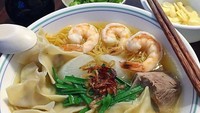 Mie wonton masuk ke dalam kategori comfort food, atau makanan rumahan yang disukai orang-orang. Seperti @annodt, yang menambahkan udang, irisan daging, dan taburan bawang goreng di mangkuk mie nya. Foto: Instagram