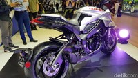 Single headlamp berbentuk trapesium yang dibungkus half fairing membuat wajah Katana tampak retro. Sepertinya Suzuki ingin mempertahankan bentuk asli motor yang sudah tertidur 36 tahun ini.