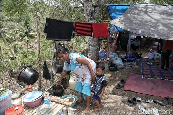 Kebersamaan Warga Palu yang Kini Mengungsi di Perbukitan
