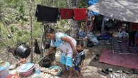 Sejak awal terjadinya gempa, mereka belum menerima bantuan tenda yang layak.