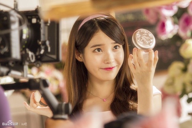 Tak hanya laris sebagai penyanyi dan bintang layar kaca, wajahnya pun tersebar di berbagai iklan. Sebut saja brand soju terkenal Jinro Chamisul, Samsung, GUESS, SK Telecom hingga merek kosmetik China, CF. Foto: Dok. Baidu