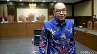 Pengusaha sekaligus tersangka kasus suap proyek PLTU Riau-1, Johannes Budisutrisno Kotjo menjalani sidang perdana di Pengadilan Tipikor, Jakarta, Kamis (4/10/2018).