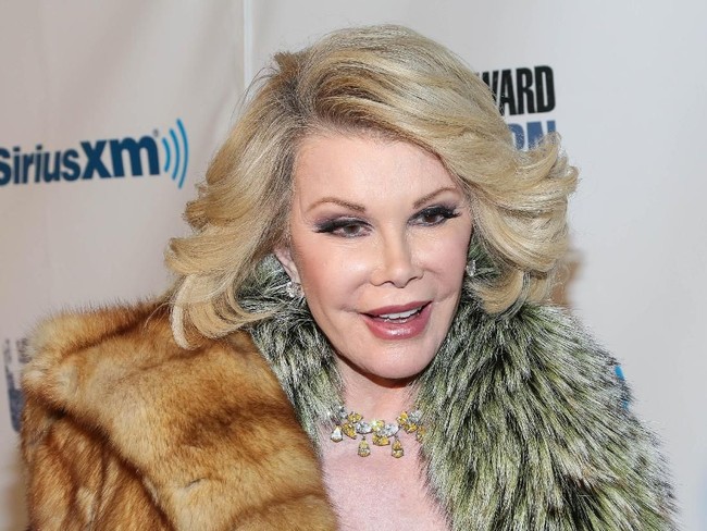 Meninggal di usia 81 tahun, presenter senior Joan Rivers disebut telah melakukan operasi plastik sebanyak 384 kali sepanjang hidupnya. Putri Joan, Melissa Rivers, mengungkapkan hal tersebut dalam buku biografi berjudul The Book of Joan: Tales of Mirth, Mischief and Manipulation. (Foto: Getty Images)