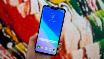 Ponsel ini menjadi penerus LG V35 ThinQ pada Juni tahun lalu.  Foto: Josh Miller/CNET