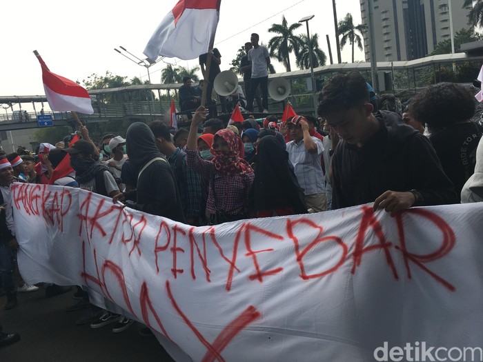Massa Demo di Polda Minta Polisi Tuntaskan Hoax Ratna Sarumpet
