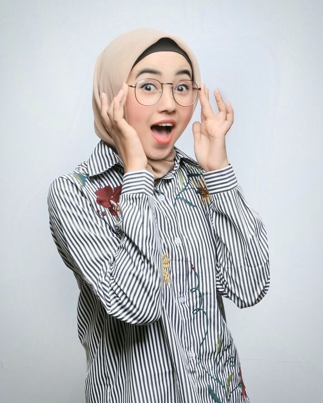 Alasannya karena saya ingin melakukan kontribusi yang lebih untuk masyarakat, dengan masuk ke dalam sistem, saya bisa memberikan manfaat yang lebih besar kepada masyarakat dan negara saya tentunya, terang hijabers cantik ini. Foto: Instagram @uniebby