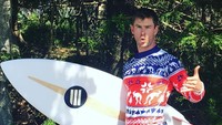 Dulu ia pernah menabung selama satu tahun agar bisa membeli papan surfing. Dok. Instagram/chrishemsworth