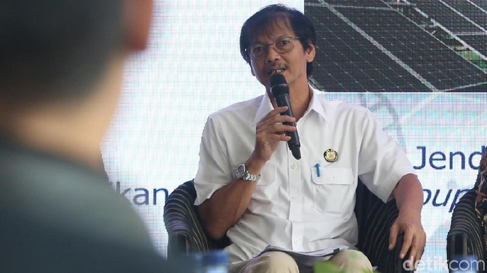 Para pembicara dalam diskusi kendaraan listrik yang diadakan detikcom dan CNN Indonesia.   Dirjen Energi Baru Terbarukan dan Konservasi Energi Kementerian ESDM Rida Mulyana Direktur Industri Maritim, Alat Transportasi, dan Alat Pertahanan Putu Juli Ardika Sekjen Gabungan Industri Kendaraan Bermotor Indonesia (GAIKINDO) Kukuh Kumara, Sekjen Asosiasi Industri sepedamotor Indonesia (AISI) Hari Budianto. (Foto: Ari Saputra)