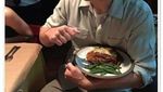 Gaya Keren Channing Tatum Saat Makan Pizza dan Goreng Telur