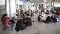 Tampak sejumlah warga menunggu penerbangan di area sekitar Bandara Mutiara Sis Al-Jufri yang rusak akibat gempa dan tsunami yang melanda wilayah Palu dan Donggala pada Jumat (28/9/2018) lalu. Antara Foto/Hafidz Mubarak A.