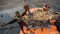 Sejumlah petugas mengalami kesulitan untuk mengangkut sampah tersebut.