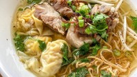  Bagi penggemar sayur mie wonton bisa ditambahkan dengan tauge, dan daun sledri. Potongan daging, juga semakin menambah rasa kaldu, seperti mie wonton punya @mark.n.food. Foto: Instagram