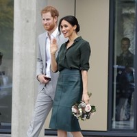 Salah satu pakaiannya yang menarik perhatian adalah rok pensil berbahan kulit keluaran Hugo Boss. Warna hijau tua yang unik membuat penampilan Meghan juga tak biasa. Rok ini dibanderol seharga Rp 7,2 juta. Foto: Getty Images