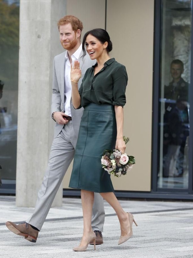 Salah satu pakaiannya yang menarik perhatian adalah rok pensil berbahan kulit keluaran Hugo Boss. Warna hijau tua yang unik membuat penampilan Meghan juga tak biasa. Rok ini dibanderol seharga Rp 7,2 juta. Foto: Getty Images