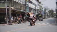 Sebelum turun membalap, Marquez menggeber motornya di jalanan Kota Bangkok (Mirco Lazzari gp)