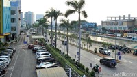  Kali Malang dilihat dari atas jembatan penyeberangan orang depan Metropolitan Mall. Masih belum tampak pembangunan di kawasan ini (Randy/detikTravel)
