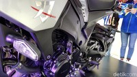 Ada lambang pedang katana dan huruf Jepang di fairing bagian samping. Sementara emblem KATANA ditempel di setang model clip on motor tersebut