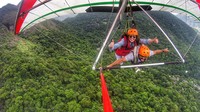 Foto: Linzi juga pernah paragliding di Rio de Janeiro, Brasil. (missscotland18/Instagram)