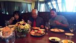 Gaya Keren Channing Tatum Saat Makan Pizza dan Goreng Telur