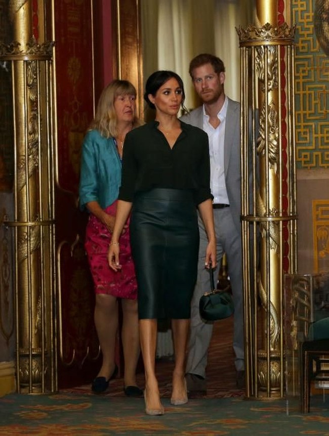 Memadukan kemeja sutera dan rok kulit, penampilan Meghan Markle terlihat formal tapi ada sentuhan glamor di baliknya. Ternyata untuk bergaya preppy nan glamor seperti Meghan, dibutuhkan biaya tidak sedikit. Foto: Getty Images
