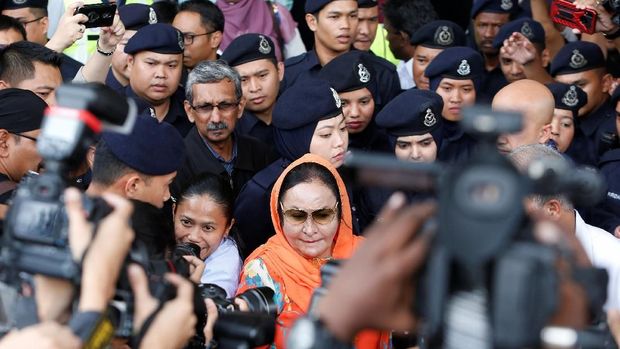 Rosmah Mansor, wife of Malaysia's former Prime Minister Najib Razak, leaves a court in Kuala Lumpur, Malaysia October 4, 2018. REUTERS/Lai Seng Sin