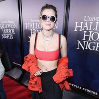 Ini bukan kali pertama Bella Thorne pamer rambut ketiak di red carpet. Sebelumnya pada September 2018, Bella menghadiri Halloween Horror Nights 2018 di Universal Studios Hollywood, mengenakan crop top pink. Rambuet ketiaknya pun jelas terlihat. Foto: Getty Images