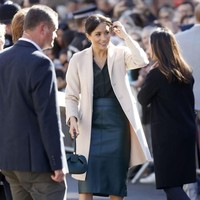 Bukan Meghan Markle jika tidak tampil stylish. Kali ini gayanya sedikit berbeda berkat rok kulit hijau jamrud dari Hugo Boss. (Foto: Getty Images)
