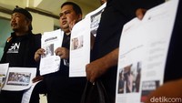 Sejumlah anggota Garda Nasional Untuk Rakyat (GNR) saat menyambangi kantor Bawaslu Jakarta, Kamis (4/10/2018).