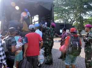 164 Pengungsi Palu Tiba di Juanda, Marinir Bantu Ini