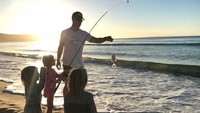 Ia pun kerap menghabiskan waktu bersama anak-anaknya untuk menikmati kegiatan outdoor. Dok. Instagram/chrishemsworth