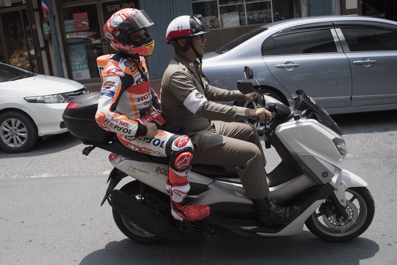 Marc Marquez dibonceng naik motor Nmax. Foto: Mirco Lazzari gp/Getty Images Marc Marquez dibonceng naik motor Nmax. Foto: Mirco Lazzari gp/Getty Images