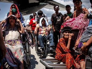 Ibu dan 3 Anaknya Berjalan 10 Jam Menuju Bandara Usai Gempa Palu