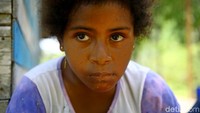 Bocah berusia 10 tahun asal Jayapura, Papua ini setiap harinya gemar mengunyah buah pinang.