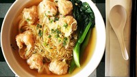 Sayuran bok choi sama pentingnya seperti pangsit, dalam satu mangkuk mie wonton. Ini mie wonton buatan @lrc_hk yang terlihat sederhana, namun menerbitkan selera. Foto: Instagram