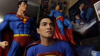 Herbert Chavez. Pria Filipina yang kini berusia 42 tahun itu viral tahun 2011 karena melakukan operasi plastik agar mirip Superman. Ia memodelkan wajahnya (hasil oplas) dengan Brandon Routh, aktor di film Superman Returns. Sosok Chavez masih cukup tenar sampai sekarang. (Foto: JAY DIRECTO/AFP PHOTO)