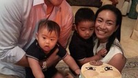 Rayakan ulang tahun sang putra yang pertama, Rahayu dan keluarga kecilnya tampil manis di depan kue bernuansa biru yang menggemaskan. Foto: Instagram @rahayusaraswati
