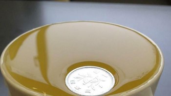Uang koin 1 Yen jepang sangat ringan bahkan tidak tenggelam di air minum. (Foto: Boredpanda)