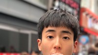 Chanon Santinatornkul lahir di Bangkok, pada 6 Juni 1996. Ya, umurnya baru 22 tahun. Muda banget, ya! Foto: Instagram nonkul