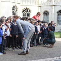 Pangeran Harry dan Meghan Markle berinteraksi dengan murid-murid sekolah. (Foto: Getty Images)