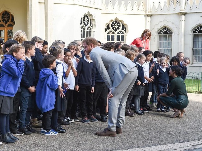 Pangeran Harry dan Meghan Markle berinteraksi dengan murid-murid sekolah. (Foto: Getty Images)