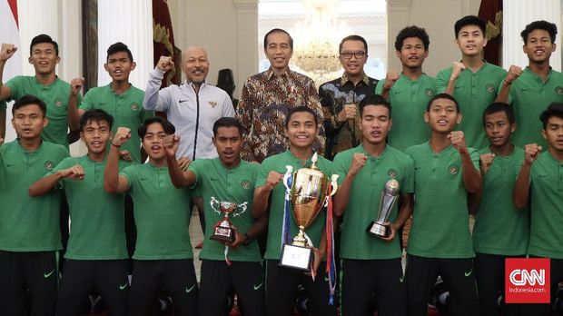 Timnas Indonesia U-16 pamer trofi dan menyanyikan yel-yel di Istana Merdeka.