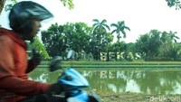 Traveler dapat menjumpai tulisan besar Kota Bekasi berwarna merah jika menyusuri Kali Malang menuju Bekasi Timur (Randy/detikTravel)