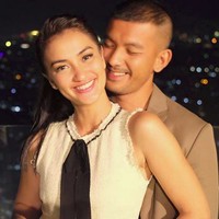 Rio Dewanto menikah dengan Atiqah Hasiholan pada 24 Agustus 2013. Saat ini keduanya telah dikaruniai seorang putri cantik bernama Salma Jihane Putri Dewanto. Siapa yang menyangka bahwa sebenarnya Atiqah berusia 6 tahun lebih tua dari Rio Dewanto. Foto: Instagram