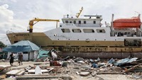 Kapal ini terseret sejauh 70 meter ke daratan.